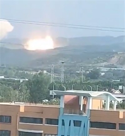 河南巩义一火箭坠落起火