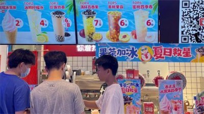 蜜雪冰城1元冰杯惹怒两拨打工人