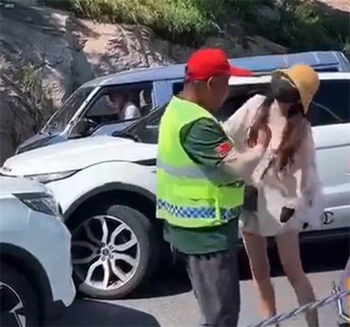 警方：路虎打人女司机不构成寻衅滋事