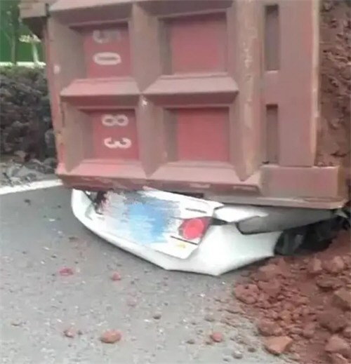 上海一集卡车侧翻压到小客车致5死