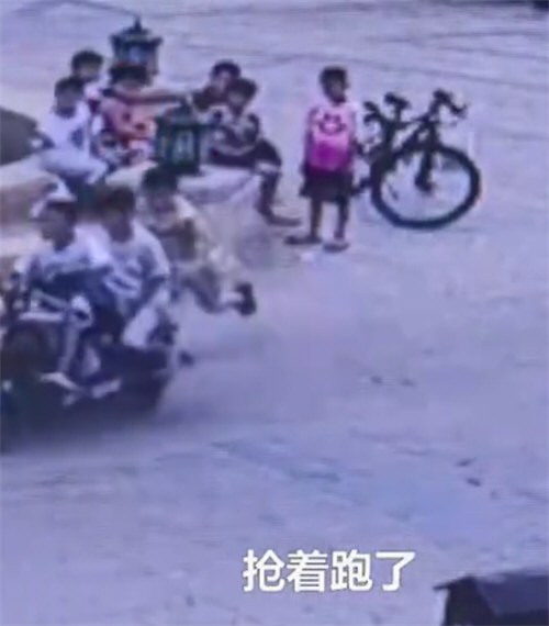 小朋友玩烟卡遭3名小孩飞车抢卡
