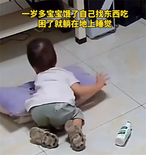 女子净身出户每天把1岁儿子锁家里