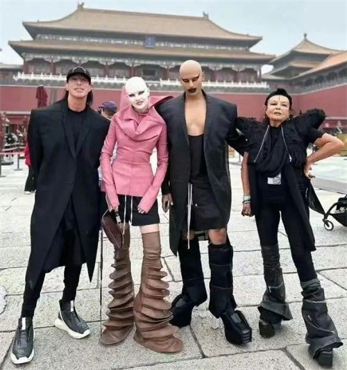 美国设计师因着装问题被劝离故宫