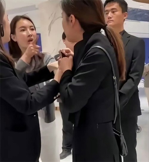 LV称合肥银泰中心涉事柜姐已离职 LV称合肥银泰中心涉事柜姐已离职