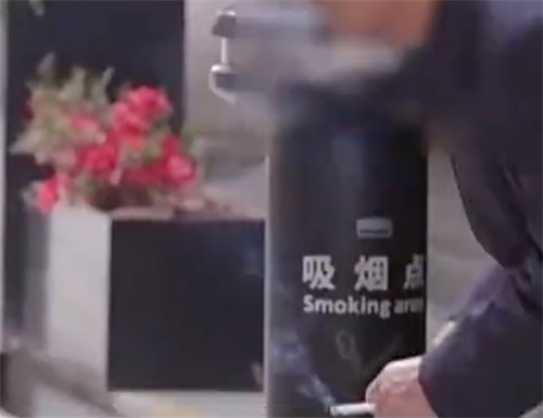上海对边走边抽烟的游烟族出手了 上海对边走边抽烟的游烟族出手了