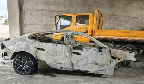 小米回应SU7高速上碰撞爆燃