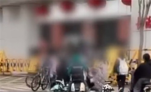 初一女生父亲校门口殴打六年级学生