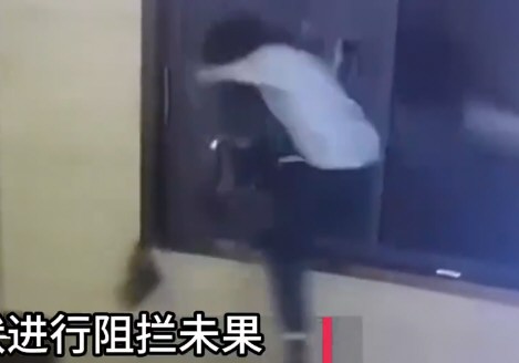 情侣吵架男子撞碎酒店玻璃摔出窗外