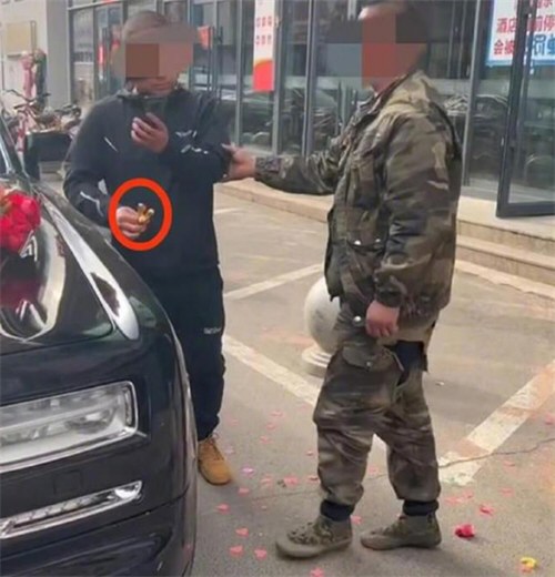 男子讨喜钱掰断劳斯莱斯小金人