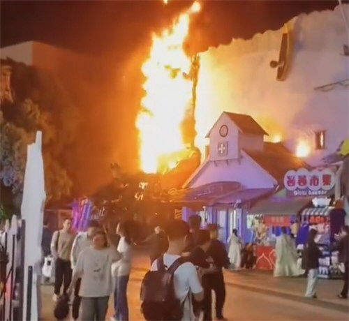 上海欢乐谷失火 游客:还以为是表演
