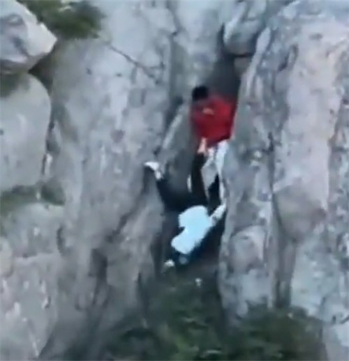 泰山两游客翻越护栏险坠崖