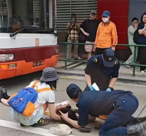 内地两女游客在澳门乱过马路被撞