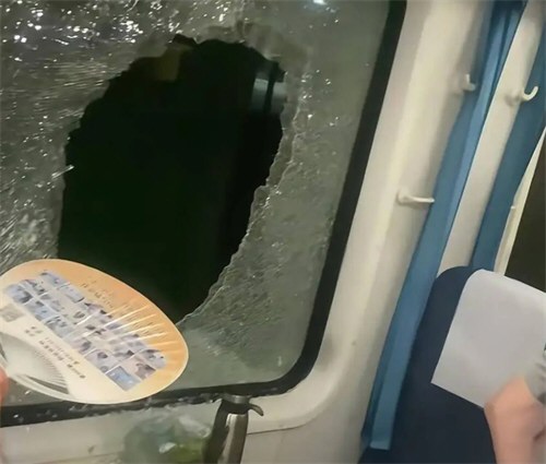央视网评列车故障乘客砸窗事件 央视网评列车故障乘客砸窗事件