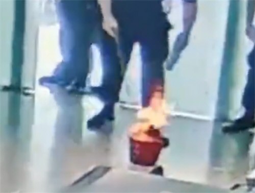 男子过安检被拦怒砸充电宝瞬间起火 男子过安检被拦怒砸充电宝瞬间起火