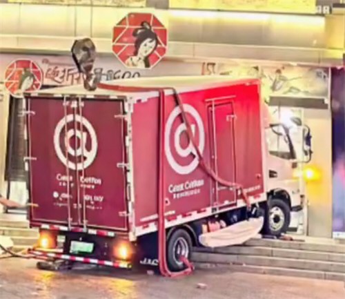 两女孩店门口喝奶茶被货车压死 两女孩店门口喝奶茶被货车压死