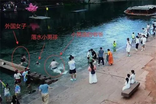 外国女游客在凤凰古城勇救落水男孩