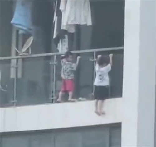 幼童爬到13层阳台外悬空玩引体向上