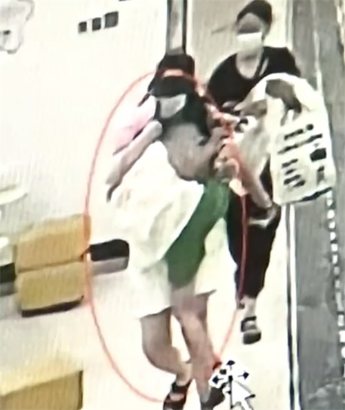 男童被人带去冒名顶替打疫苗 男童被人带去冒名顶替打疫苗