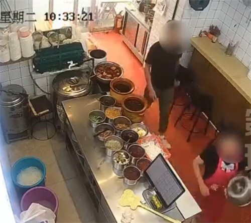 男子吃粉强行搂抱19岁女店员