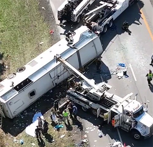 美国一旅游大巴翻车载有中国游客