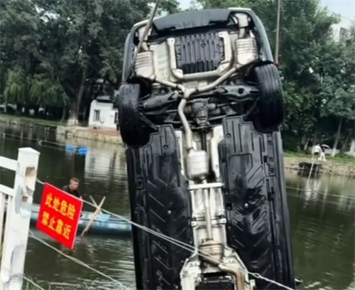 情侣车里吵架坠湖被71岁老人救起 情侣车里吵架坠湖被71岁老人救起