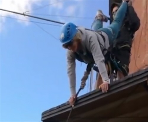 俄女子蹦极后返回起跳点自拍坠亡