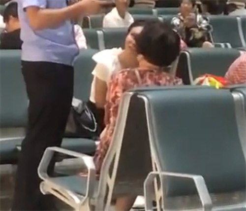 母女三人机场偷土特产