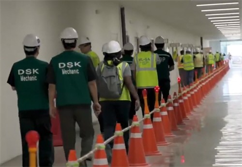 大批韩国人在美被拴铁链带走