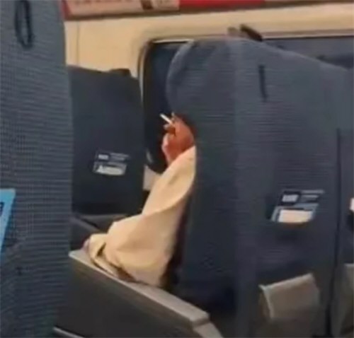 男子高铁座位上旁若无人抽烟