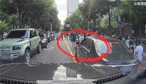 成都奔驰女司机接娃堵路十几分钟