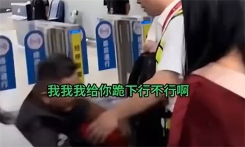 航班因雷雨天备降太原引乘客下跪