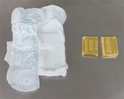 女子卫生巾内藏674.7克足金