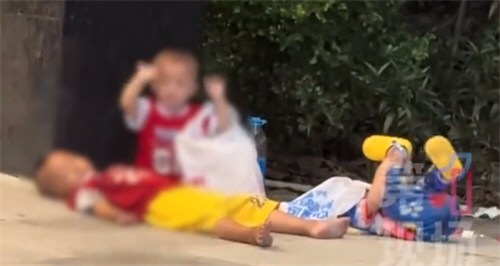 男子回应将3个孩子放地铁站门口