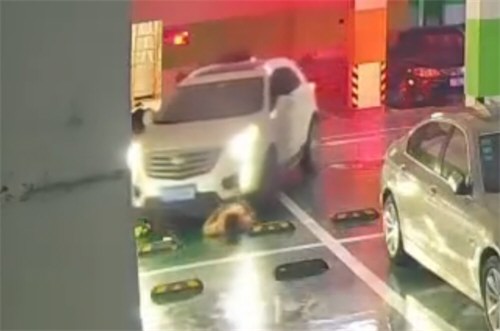 男子地下车库睡觉被碾压