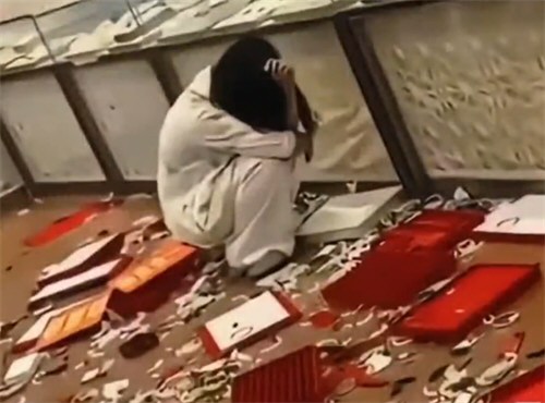 女子商场发飙砸玉器店 女子商场发飙砸玉器店