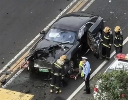 北京交警通报陈震劳斯莱斯闪灵发生车祸