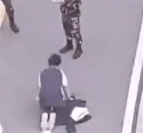 学生违纪向纠察队下跪磕头求放过