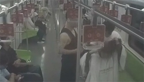 4人在上海地铁摆拍理发被罚