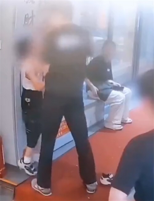 九岁男孩被店员吊打扇耳光