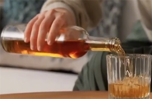 女子酒后走捷径坠亡同饮者不担责