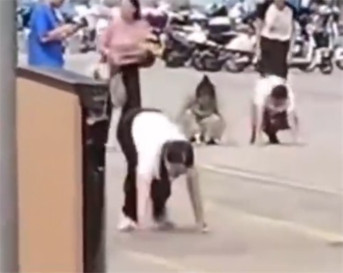 惠州街头多人爬行学狗叫