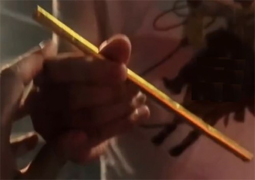 男子喝奶茶的黄金吸管骑车时丢失