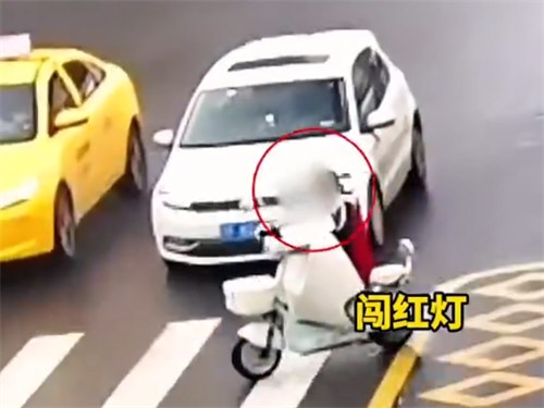 13岁女孩目不斜视逆行闯红灯被撞