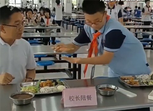 被抢鸡排校长离世有1千多人送别