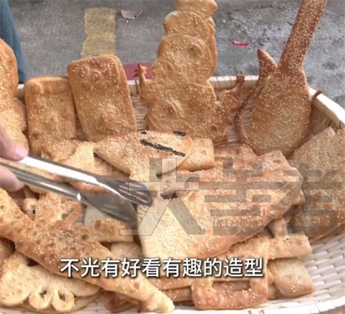 河南小伙卖潮玩烧饼10分钟被抢光