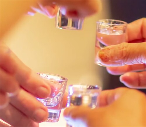 4人吃饭饮酒1人死亡先离开2人无责