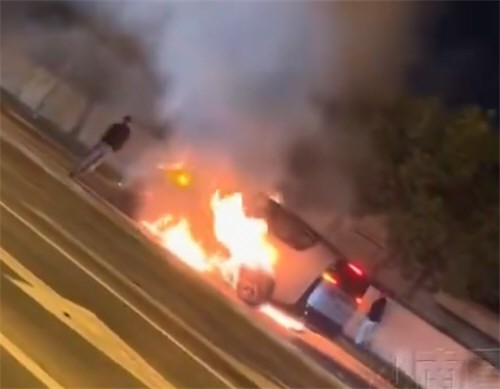 上海一小车无碰撞起火被烧成空架 上海一小车无碰撞起火被烧成空架