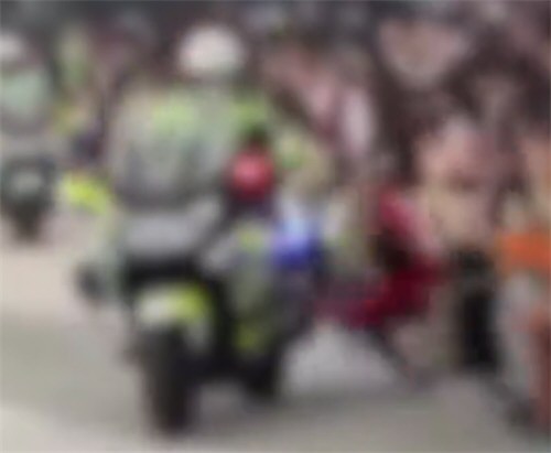 女骑警表演失误撞人后先看车