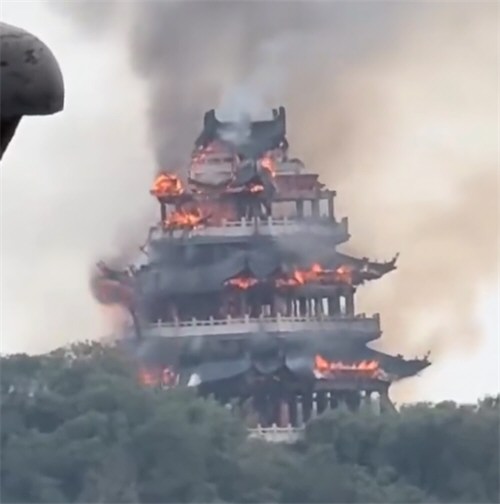 苏州一寺庙发生火灾