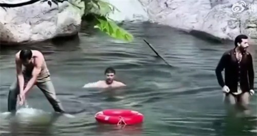 外籍男子无视景区警告脱衣洗澡